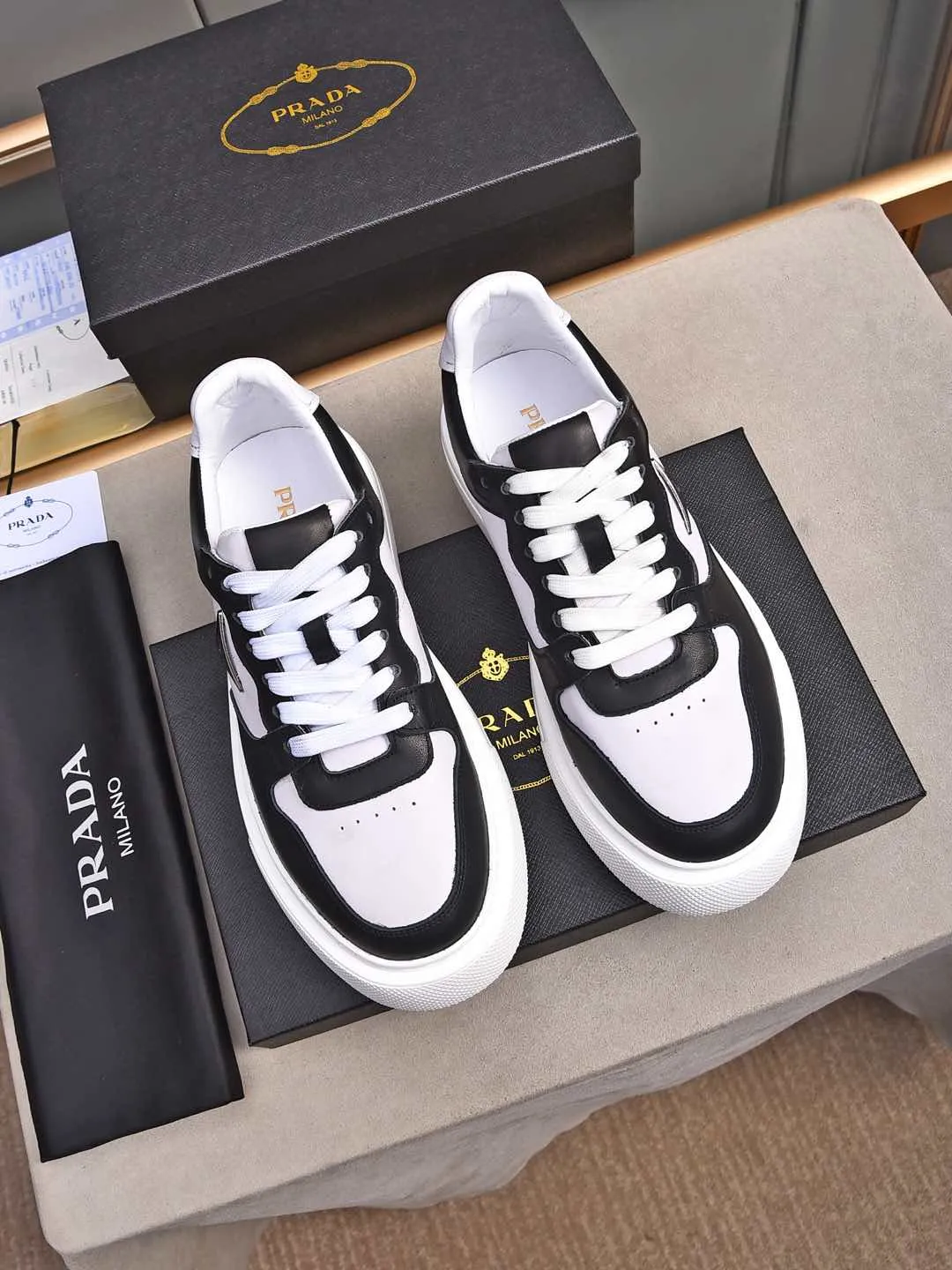 Men's shoes 💰500 Prada/Prada Men's new casual shoes, this upper is made of imported calfskin. The outside is decorated with the P family's classic metal triangle enamel logo, with cowhide lining and cowhide for the foot pads. The outsole is made of non-slip sports exclusive rubber outsole with logo, which feels good on the feet. It is a fashionable and fashionable item!  Size: 38-44 (45 customized)